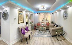 Super Luxury Family Home - 3 Bedrooms, 1 Full Bathroom And 1 Half Washroom With Free Parking, Wifi, Netflix