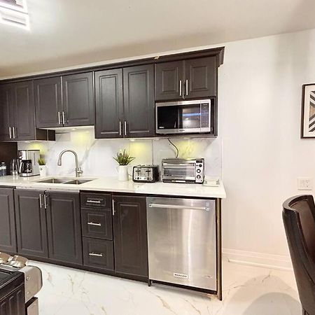 Super Luxury Family Home - 3 Bedrooms, 1 Full Bathroom And 1 Half Washroom With Free Parking, Wifi, Netflix Toronto Exterior photo