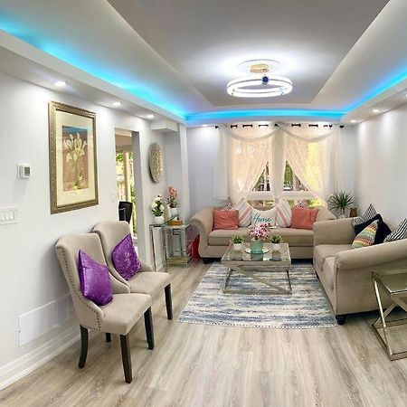 Super Luxury Family Home - 3 Bedrooms, 1 Full Bathroom And 1 Half Washroom With Free Parking, Wifi, Netflix Toronto Exterior photo