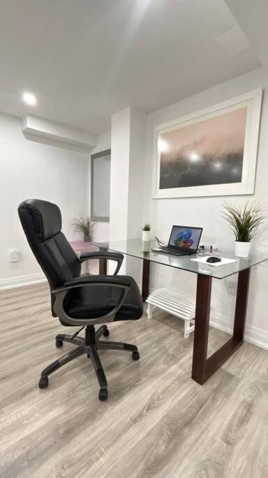 Super Luxury Family Home - 3 Bedrooms, 1 Full Bathroom And 1 Half Washroom With Free Parking, Wifi, Netflix Toronto Exterior photo