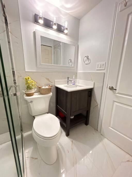 Super Luxury Family Home - 3 Bedrooms, 1 Full Bathroom And 1 Half Washroom With Free Parking, Wifi, Netflix Toronto Exterior photo