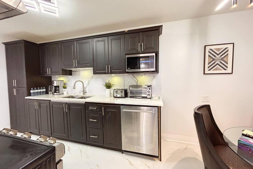 Super Luxury Family Home - 3 Bedrooms, 1 Full Bathroom And 1 Half Washroom With Free Parking, Wifi, Netflix Toronto Exterior photo