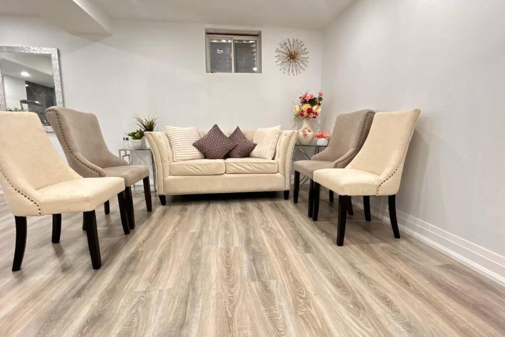 Super Luxury Family Home - 3 Bedrooms, 1 Full Bathroom And 1 Half Washroom With Free Parking, Wifi, Netflix Toronto Exterior photo