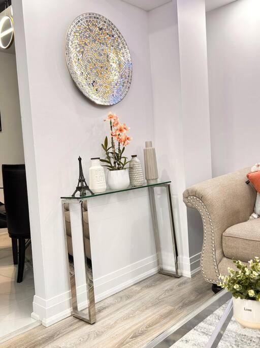 Super Luxury Family Home - 3 Bedrooms, 1 Full Bathroom And 1 Half Washroom With Free Parking, Wifi, Netflix Toronto Exterior photo