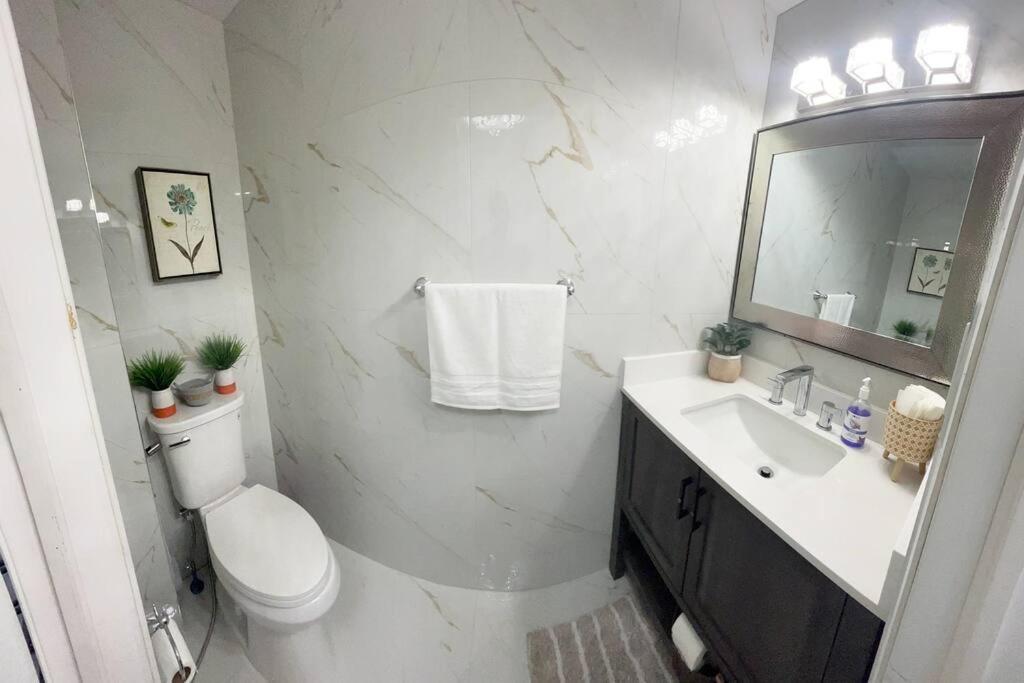Super Luxury Family Home - 3 Bedrooms, 1 Full Bathroom And 1 Half Washroom With Free Parking, Wifi, Netflix Toronto Exterior photo
