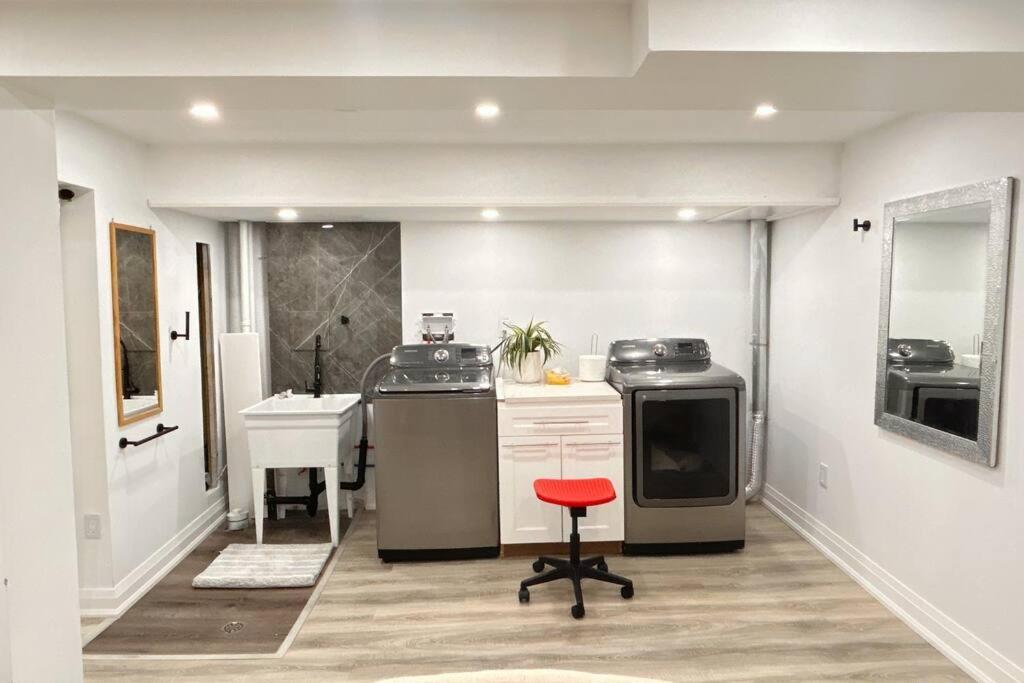 Super Luxury Family Home - 3 Bedrooms, 1 Full Bathroom And 1 Half Washroom With Free Parking, Wifi, Netflix Toronto Exterior photo
