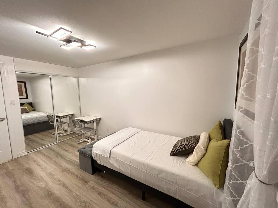 Super Luxury Family Home - 3 Bedrooms, 1 Full Bathroom And 1 Half Washroom With Free Parking, Wifi, Netflix Toronto Exterior photo