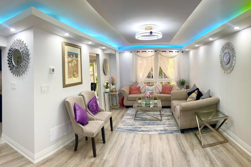 Super Luxury Family Home - 3 Bedrooms, 1 Full Bathroom And 1 Half Washroom With Free Parking, Wifi, Netflix Toronto Exterior photo