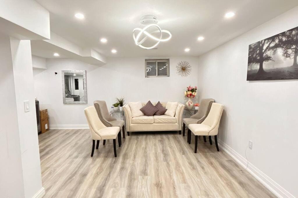 Super Luxury Family Home - 3 Bedrooms, 1 Full Bathroom And 1 Half Washroom With Free Parking, Wifi, Netflix Toronto Exterior photo