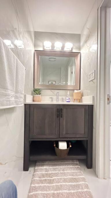 Super Luxury Family Home - 3 Bedrooms, 1 Full Bathroom And 1 Half Washroom With Free Parking, Wifi, Netflix Toronto Exterior photo