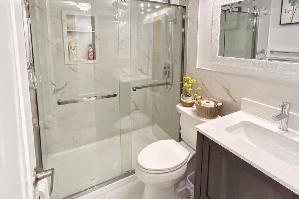 Super Luxury Family Home - 3 Bedrooms, 1 Full Bathroom And 1 Half Washroom With Free Parking, Wifi, Netflix Toronto Exterior photo