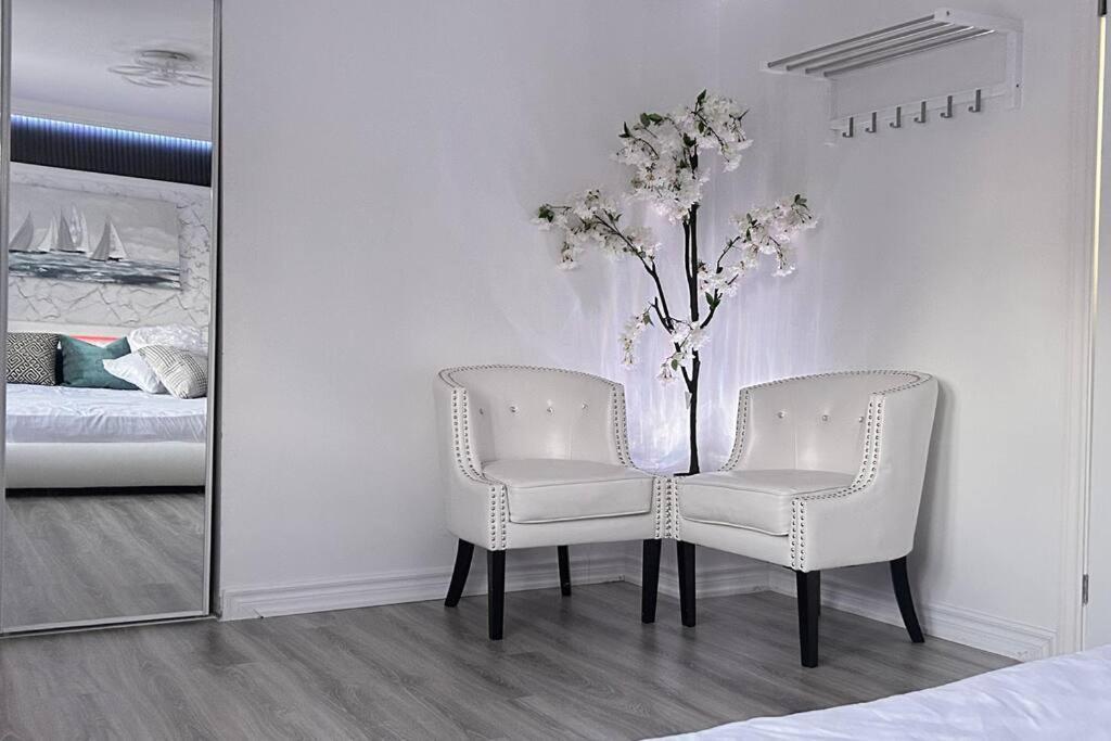 Super Luxury Family Home - 3 Bedrooms, 1 Full Bathroom And 1 Half Washroom With Free Parking, Wifi, Netflix Toronto Exterior photo