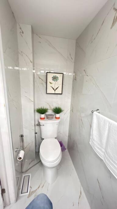 Super Luxury Family Home - 3 Bedrooms, 1 Full Bathroom And 1 Half Washroom With Free Parking, Wifi, Netflix Toronto Exterior photo