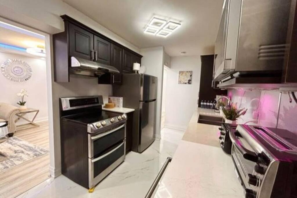 Super Luxury Family Home - 3 Bedrooms, 1 Full Bathroom And 1 Half Washroom With Free Parking, Wifi, Netflix Toronto Exterior photo