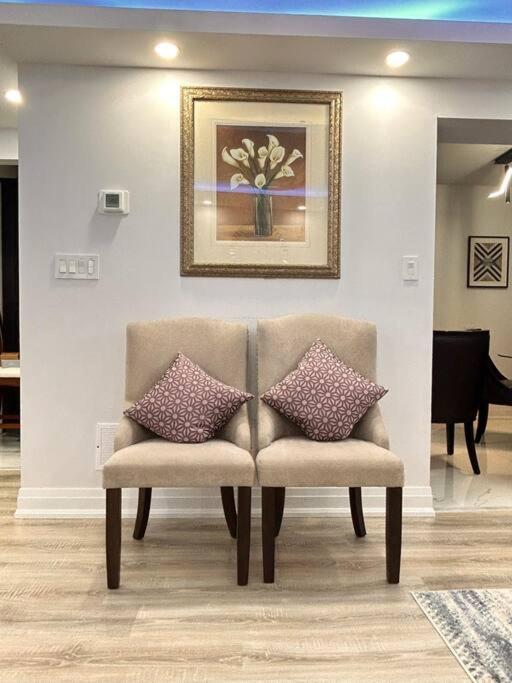 Super Luxury Family Home - 3 Bedrooms, 1 Full Bathroom And 1 Half Washroom With Free Parking, Wifi, Netflix Toronto Exterior photo