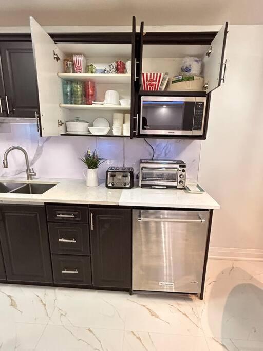 Super Luxury Family Home - 3 Bedrooms, 1 Full Bathroom And 1 Half Washroom With Free Parking, Wifi, Netflix Toronto Exterior photo