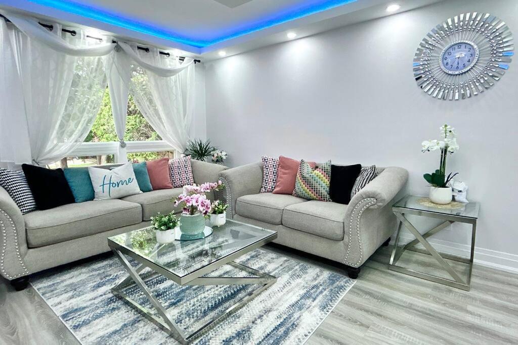 Super Luxury Family Home - 3 Bedrooms, 1 Full Bathroom And 1 Half Washroom With Free Parking, Wifi, Netflix Toronto Exterior photo